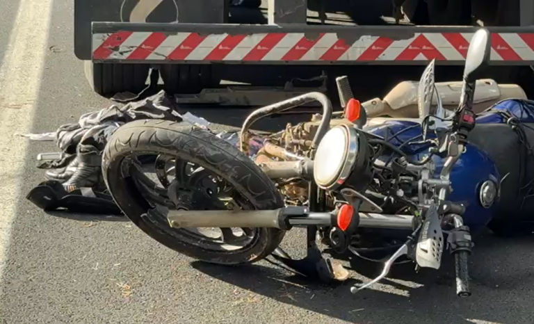 Acidente grave entre moto e carreta na Bandeirantes deixa vítima com traumatismo craniano