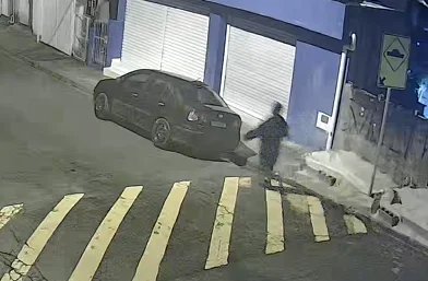 Homem destrói 9 carros estacionados com tijolos e chutes