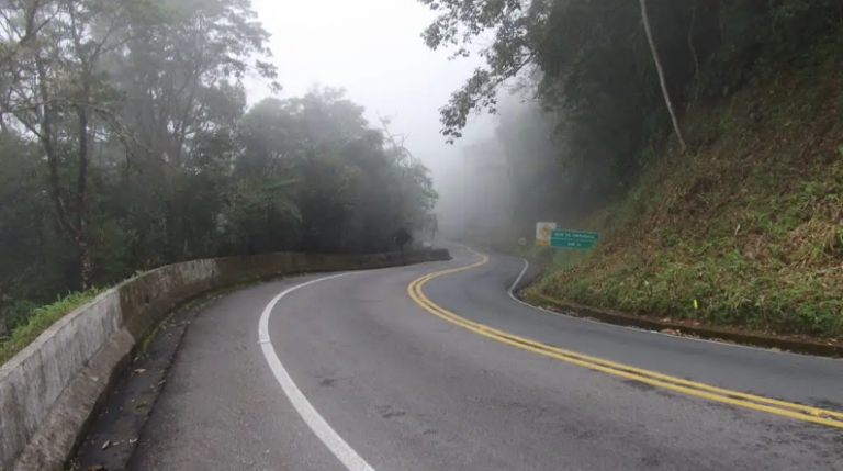 Capotamento é registrado na Rodovia Oswaldo Cruz e causa lentidão na serra de Ubatuba
