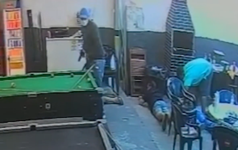 VÍDEO: Assaltantes roubam grupo de pessoas em estacionamento no Centro de Campinas