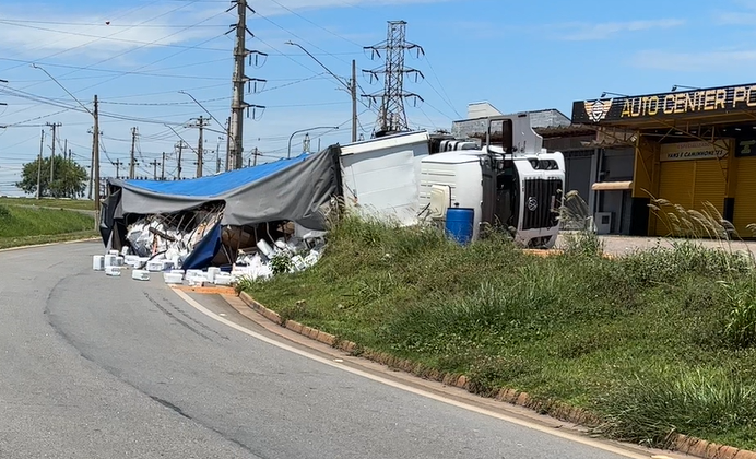 Carreta com fertilizantes tomba na Zeferino Vaz e interdita alça de acesso a Paulínia
