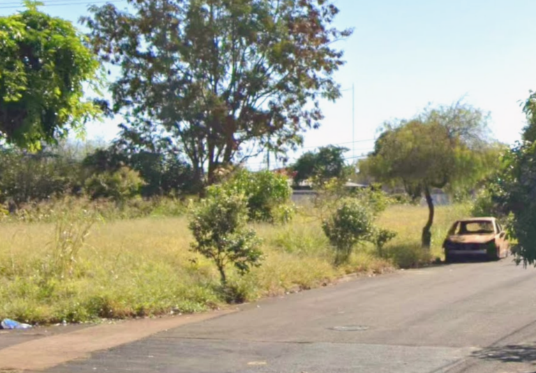 Terreno abandonado na zona Oeste pode virar praça pública; Entenda