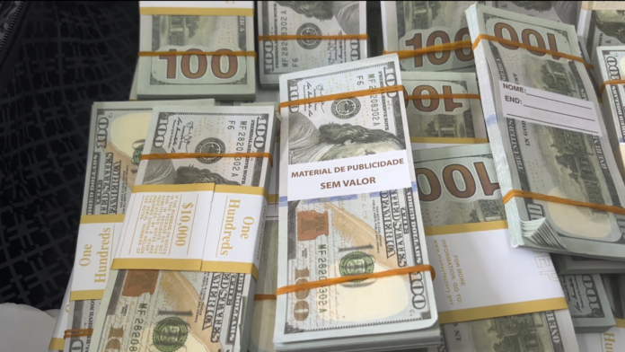 Idosa é presa com 680 mil dólares falsos ao tentar comprar caminhonete em Campinas