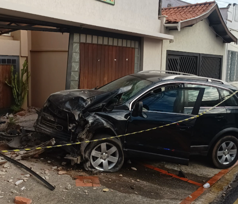 Mulher bêbada furta carro, bate em ONG e destrói fachada durante perseguição