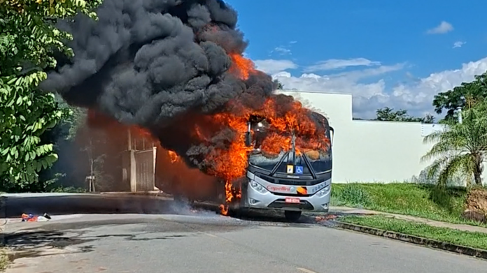 Ônibus fretado pega fogo com funcionários dentro em Vinhedo