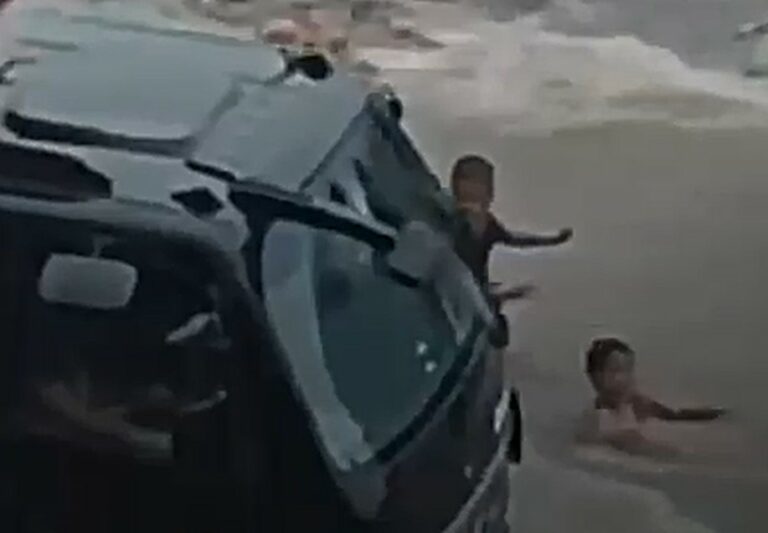 Duas crianças quase são atropeladas enquanto brincavam em alagamento
