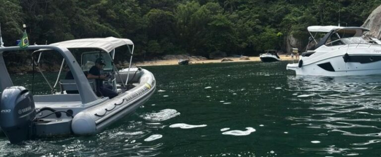 Marinha e Exército realizaram operação para impedir barcos e lanchas a entrarem em praia proibida