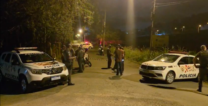 Bandidos morrem em confronto após roubarem moto da esposa de policial Bandidos morrem em confronto após roubarem moto da esposa de policial