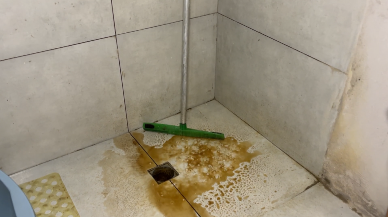 Moradores de Vinhedo enfrentam água barrenta no chuveiro, na pia e no vaso