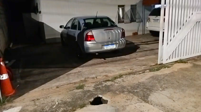 Buraco em frente de garagem vira dor de cabeça na Vila Paraíso
