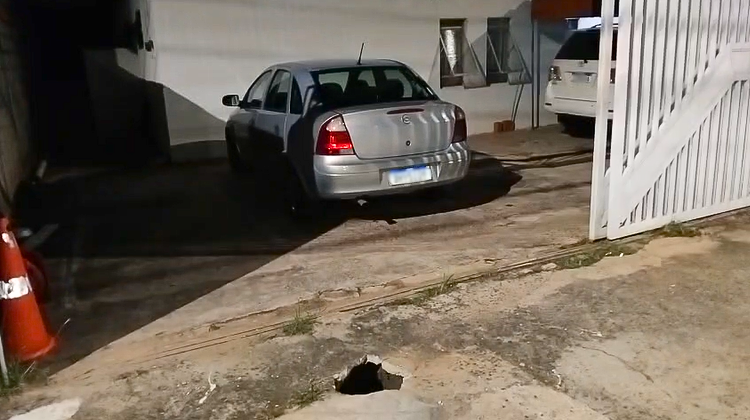 Buraco em frente de garagem vira dor de cabeça na Vila Paraíso