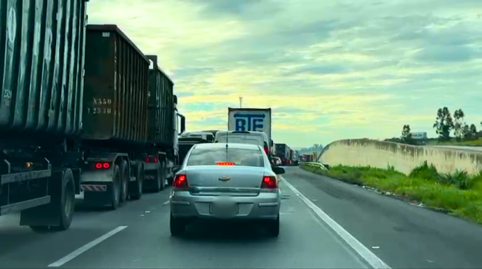 Acidente entre caminhão, carro e moto interdita rodovia dos Bandeirantes
