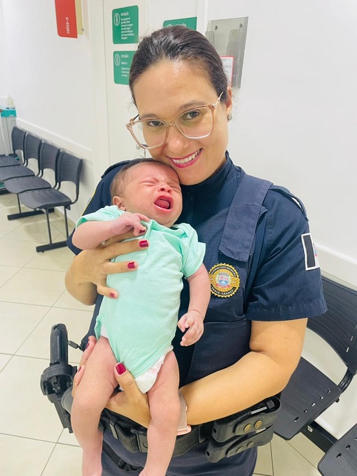 Foto - Bebê engasgado é salvo por guardas civis municipais de PG