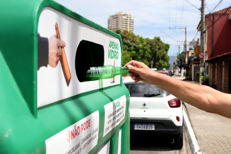 Foco na reciclagem: Praia Grande instala 15 pontos de descarte de vidro pela cidade