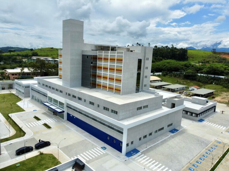 Com dois anos de atraso, Hospital Regional de Cruzeiro é inaugurado