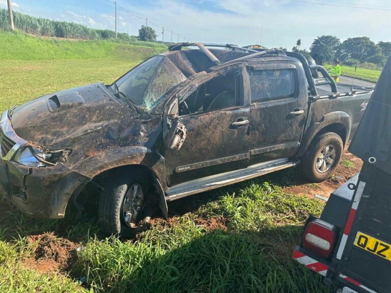 Colisão entre Hilux e Cobalt deixa dois feridos leves na BR-153, em Ubarana