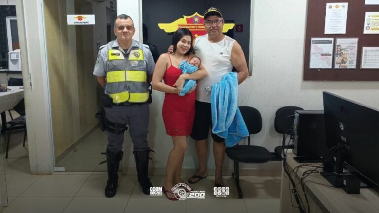 Policial socorre recém-nascido engasgado