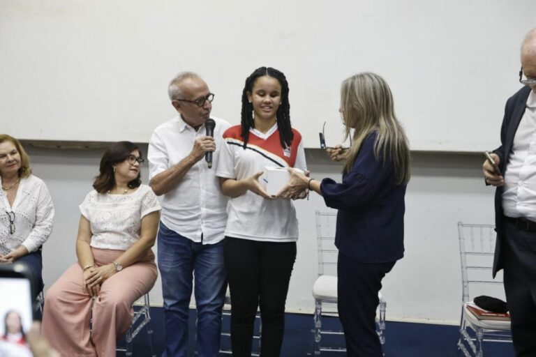 Rede municipal recebe óculos inteligentes para apoiar estudantes com baixa visão