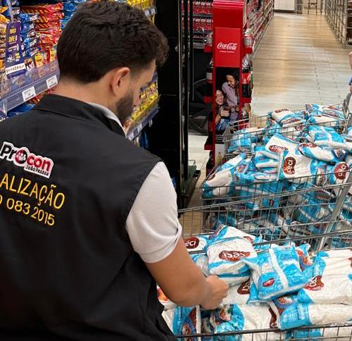Procon-JP apreende meia tonelada de alimentos irregulares em supermercado no Altiplano