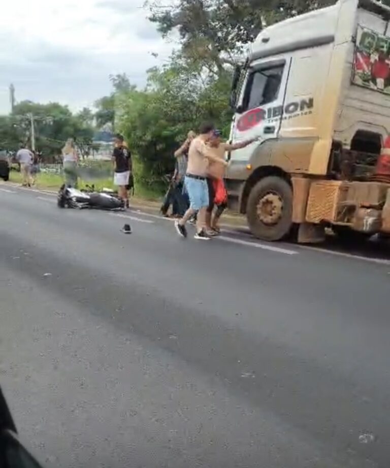 Motociclista de 20 anos morre após acidente com caminhão na Washington Luís