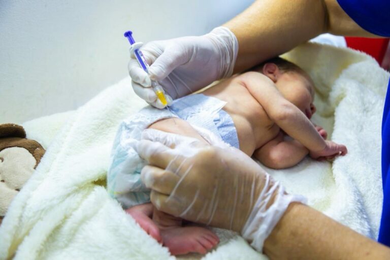 Pais e responsáveis devem procurar a unidade de saúde mais próxima. O atendimento orienta sobre a elegibilidade e a vacinação