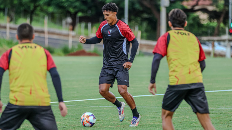 Botafogo empresta meio-campista para time espanhol da terceira divisão