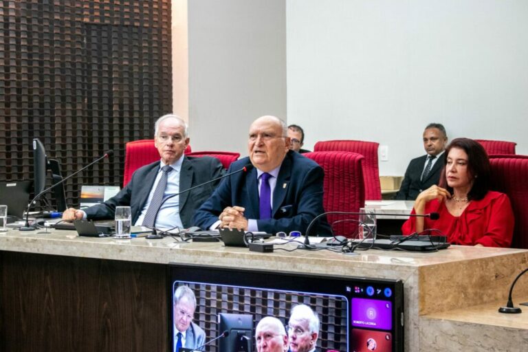 Nominando Diniz oficializa aposentadoria do TCE-PB