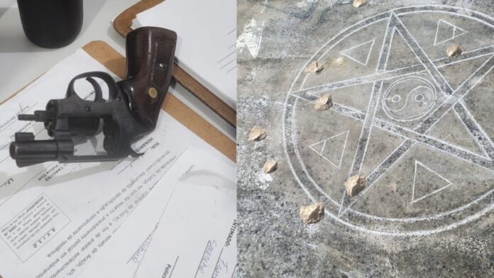 Os policiais apreenderam a arma, munições intactas e estojos deflagrados. A equipe também identificou desenhos e símbolos no local