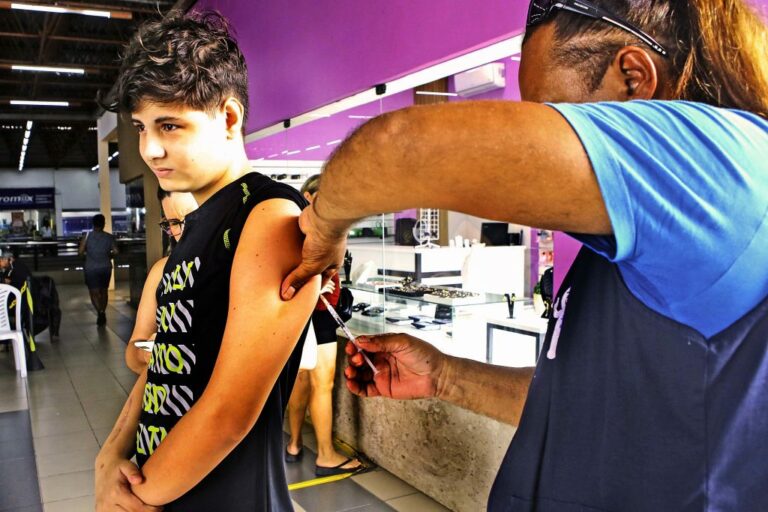 João Pessoa reforça aplicação da 2ª dose da vacina contra a dengue em crianças e adolescentes