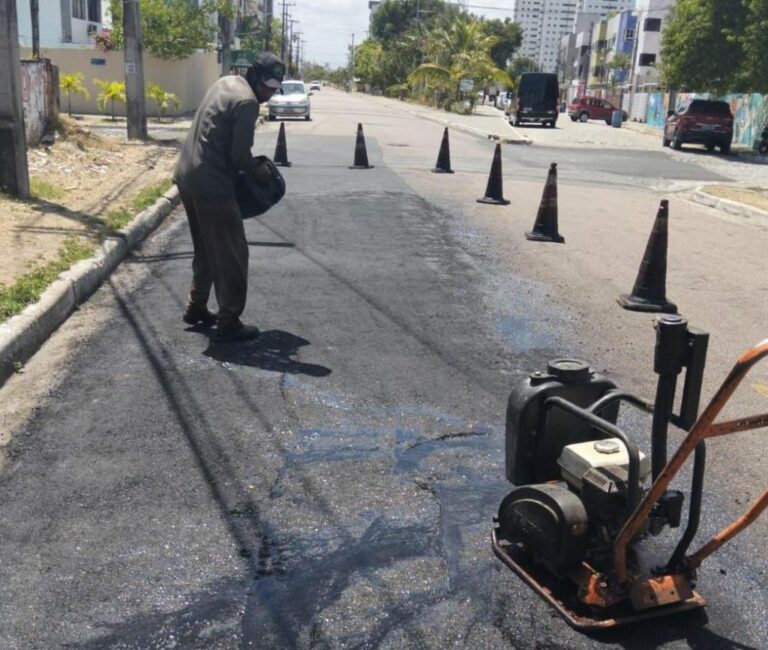 Operação tapa-buraco atende 20 bairros de João Pessoa nesta quarta