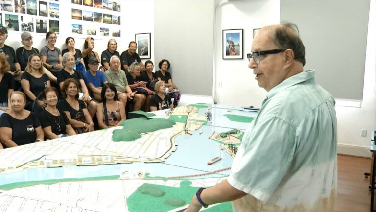 Grupo da Terceira Idade visita o Museu do Porto de Santos
