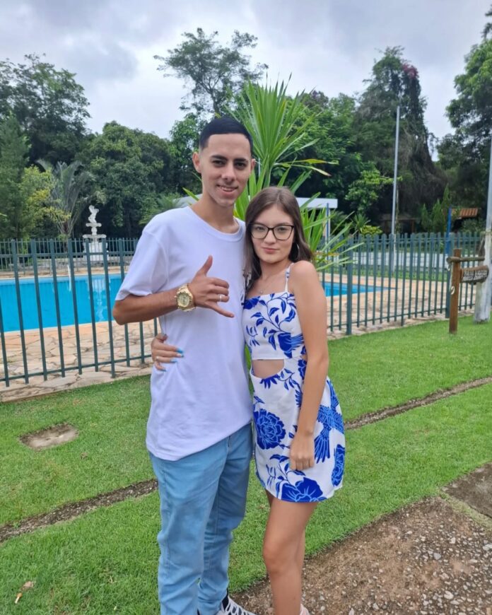 Casal de jovens morre após colisão com caminhão-guincho da prefeitura em São José