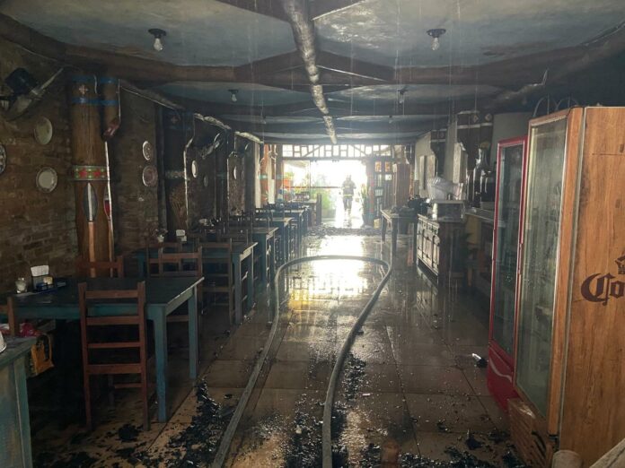 Fogo atinge mezanino de restaurante e mobiliza bombeiros em São Sebastião Fogo atinge mezanino de restaurante e mobiliza bombeiros em São Sebastião