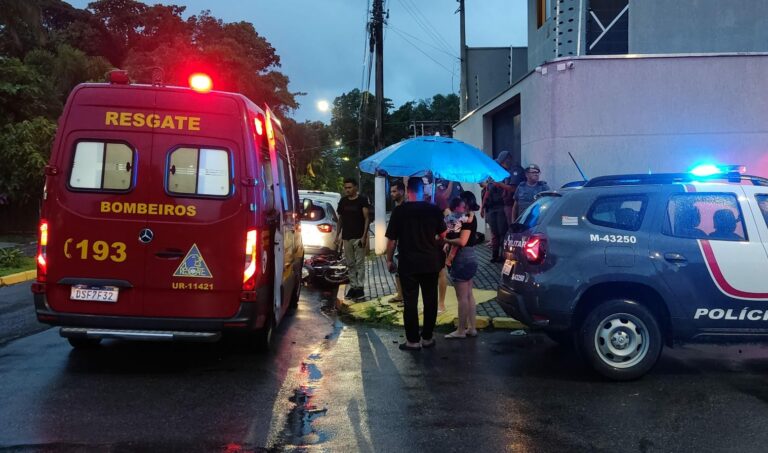 Jovem de 20 anos fica ferida em acidente entre carro e moto em Ubatuba