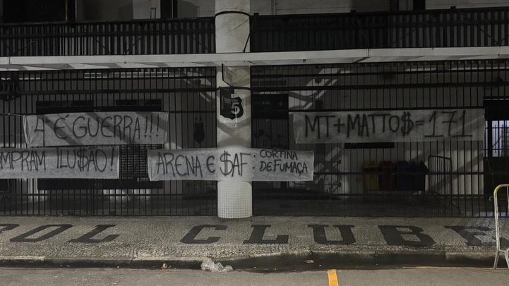 Diretoria do Santos é criticada por meio de faixas na Vila Belmiro; VÍDEO