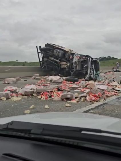 Utilitário tomba, derruba carga e bloqueia a Carvalho Pinto em Jacareí Utilitário tomba, derruba carga e bloqueia a Carvalho Pinto em Jacareí