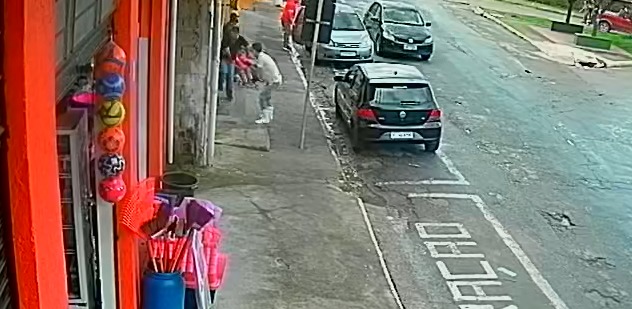 VÍDEO: Homem é preso por tentar matar pai e filho a facadas em Campos do Jordão