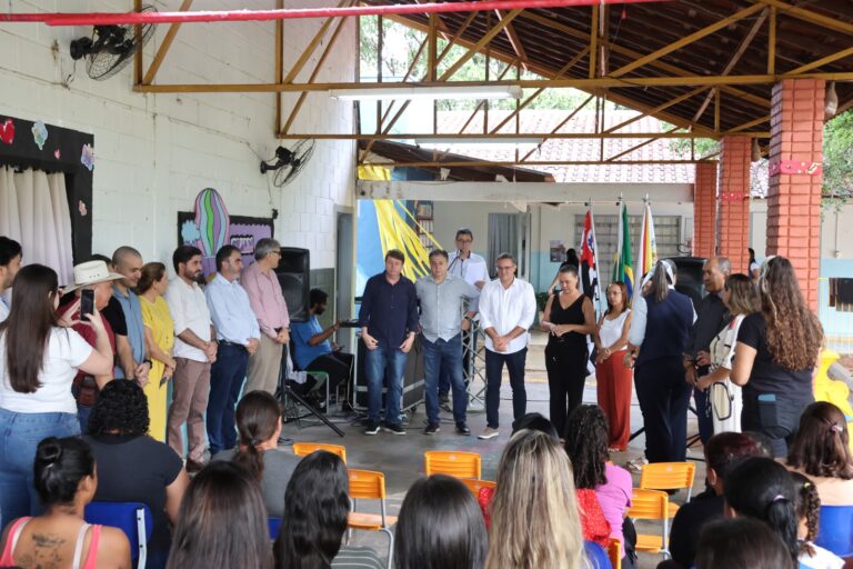 Ano letivo começa com entrega de uniformes em Fernandópolis