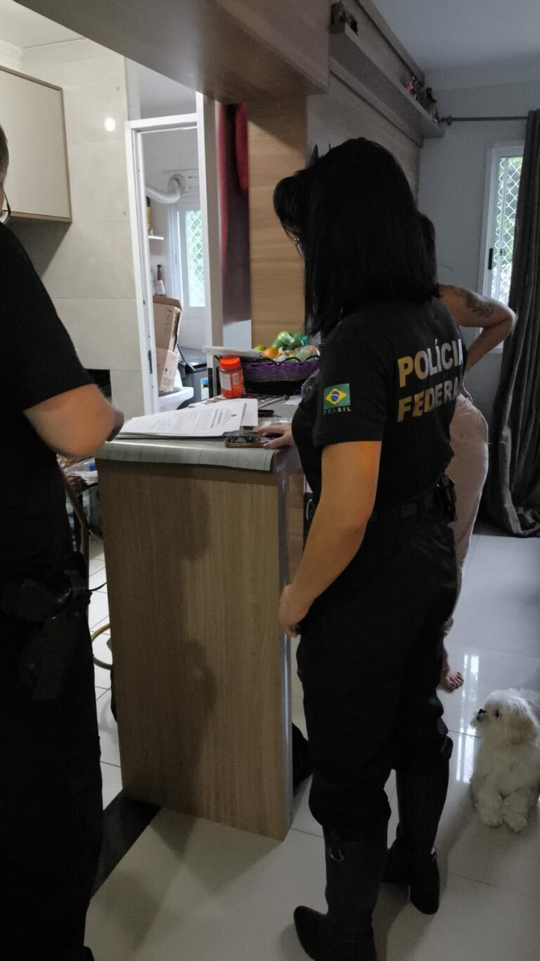 PF cumpre mandado em São José contra casal acusado de fraudes em bancos públicos