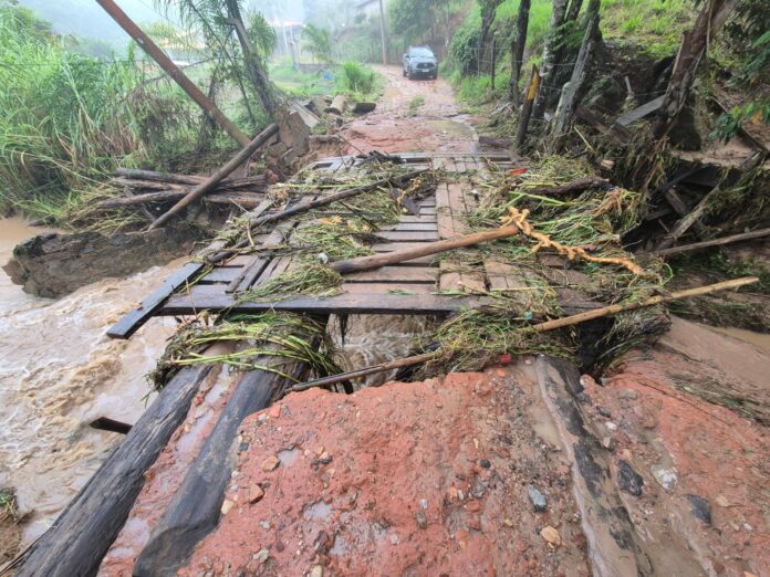 Chuva forte arrasta ponte e derruba muro de igreja em Santa Branca