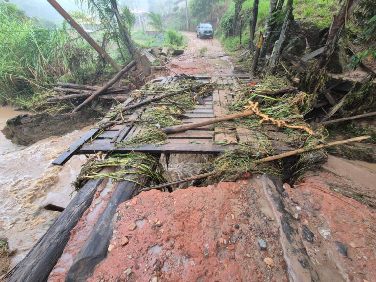 Chuva forte arrasta ponte e derruba muro de igreja em Santa Branca
