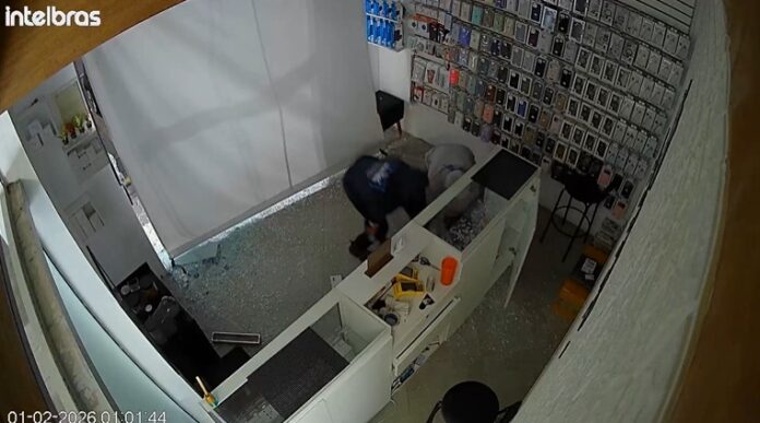 VÍDEO: Ladrões usam marreta para invadir loja e furtam R$ 43 mil em celulares em Ilhabela
