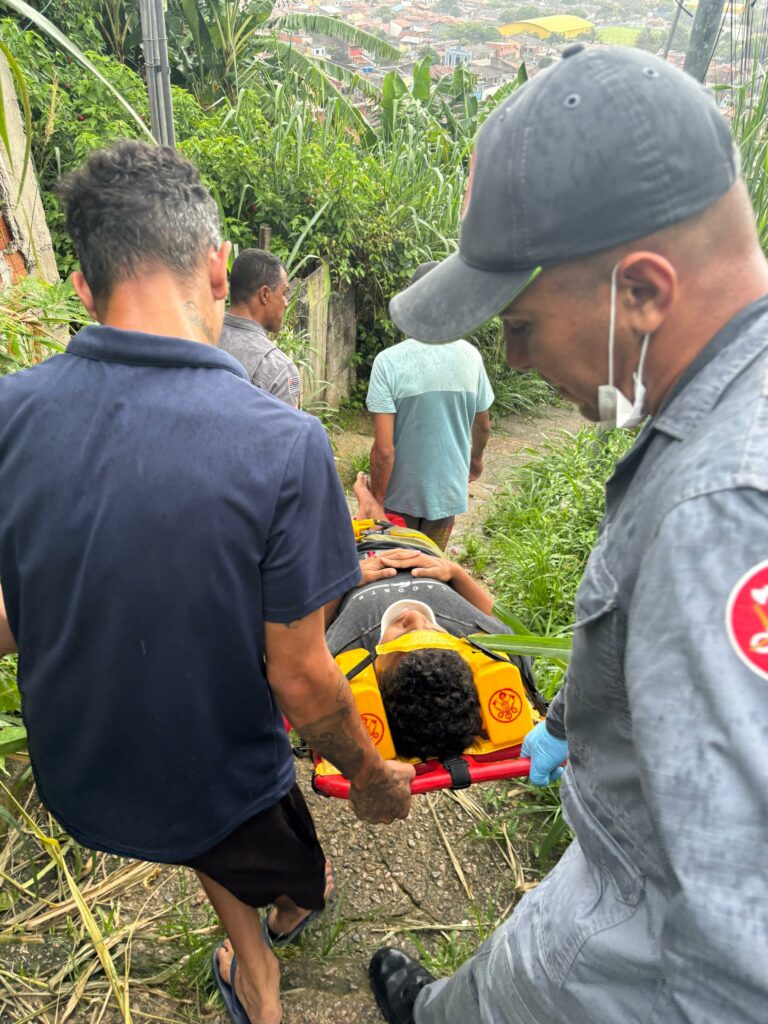 Adolescente fica ferido após cair de uma altura de 4 metros em São Sebastião