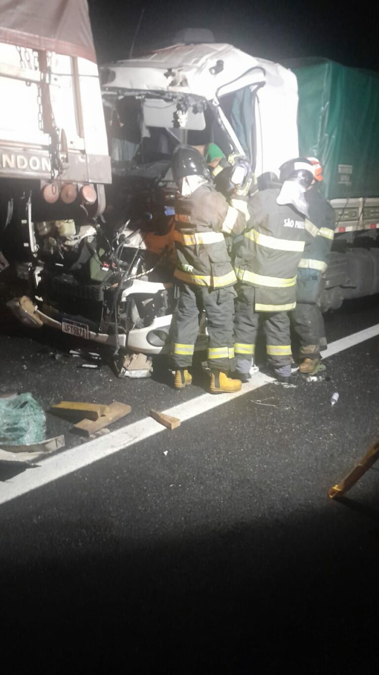 Acidente entre caminhão e carreta deixa um morto e dois feridos na Carvalho Pinto, em Caçapava