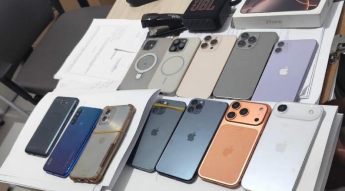 Em seguida, localizaram os outros aparelhos em uma casa abandonada. No local, os militares apreenderam uma motocicleta