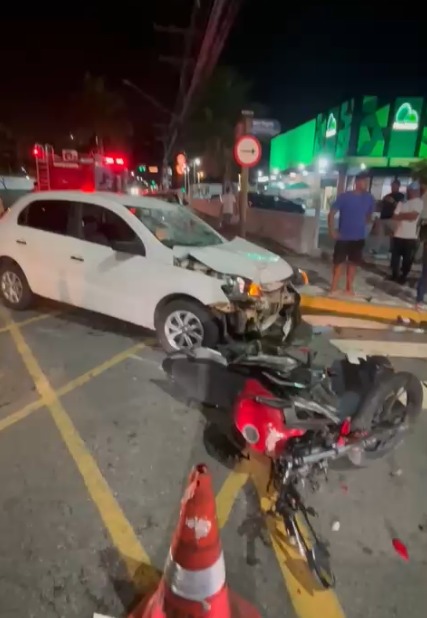 Acidente entre carro e moto deixa dois feridos graves no Centro de São Sebastião