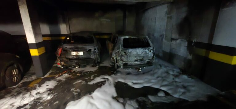 Incêndio atinge quatro carros e bicicleta elétrica em estacionamento de prédio em São José