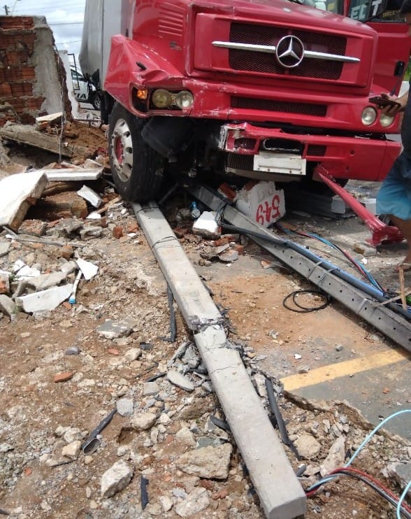 Caminhão com carga de leite perde o freio e atinge muro em Taubaté