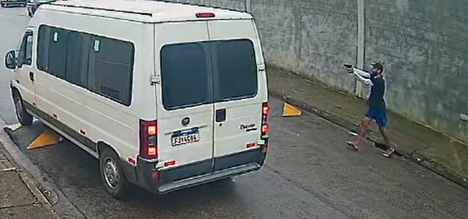 VÍDEO: Criminosos armados invadem van e assaltam motorista e passageira em São José