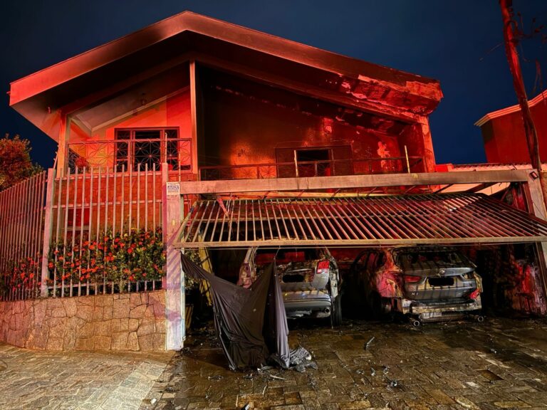Incêndio atinge garagem e danifica seis veículos em Rio Preto